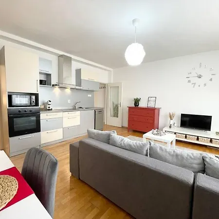 Air Conditioned 1 Bdr Near Train Station