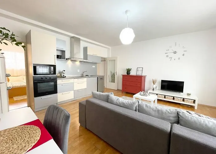 Air Conditioned 1 Bdr Near Train Station