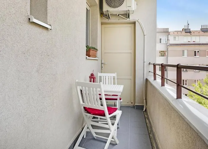 Apartman Air Conditioned 1 Bdr Near Train Station *