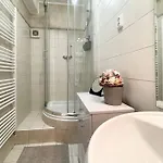Air Conditioned 1 Bdr Near Train Station Апартаменти *