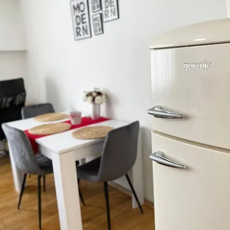 Air Conditioned 1 Bdr Near Train Station