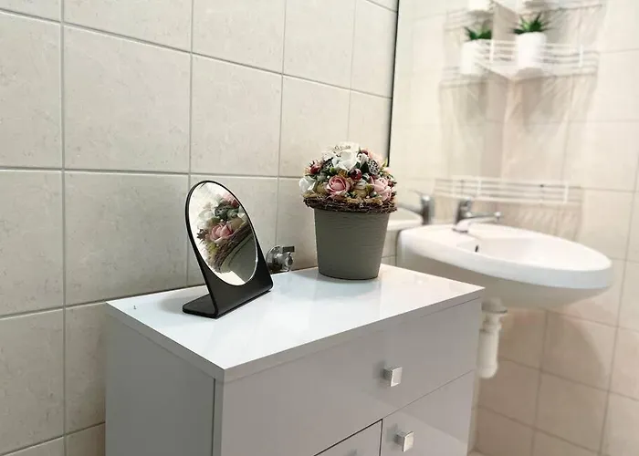 Air Conditioned 1 Bdr Near Train Station * ブラチスラヴァ