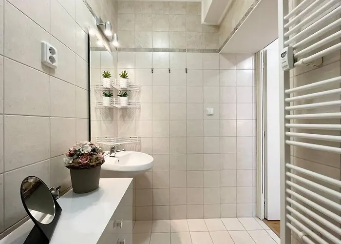 Air Conditioned 1 Bdr Near Train Station