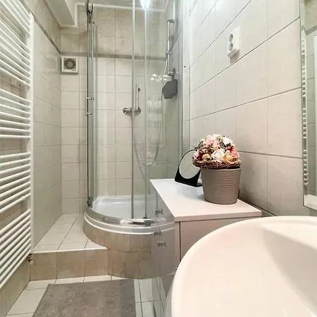 Air Conditioned 1 Bdr Near Train Station アパート *
