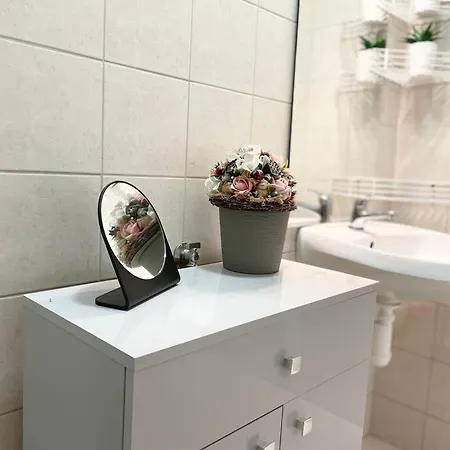 Air Conditioned 1 Bdr Near Train Station * ブラチスラヴァ