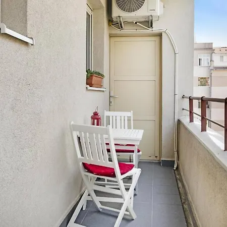 شقة Air Conditioned 1 Bdr Near Train Station *