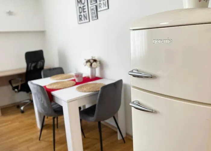 Air Conditioned 1 Bdr Near Train Station